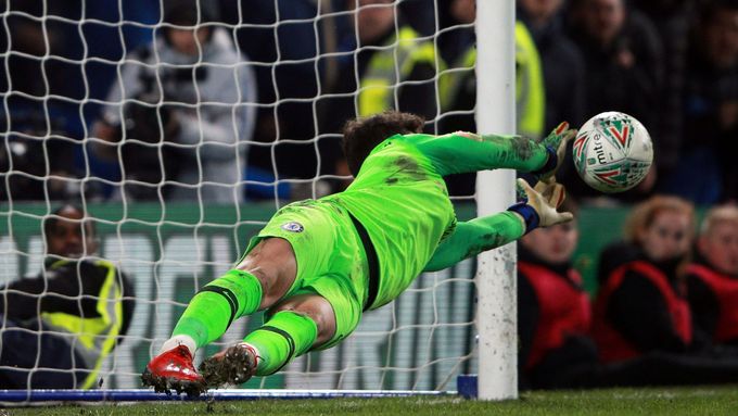 Brankář Chelsea  Kepa Arrizabalaga likviduje v penaltovém rozstřelu pokus Lucase Moury z Tottenhamu