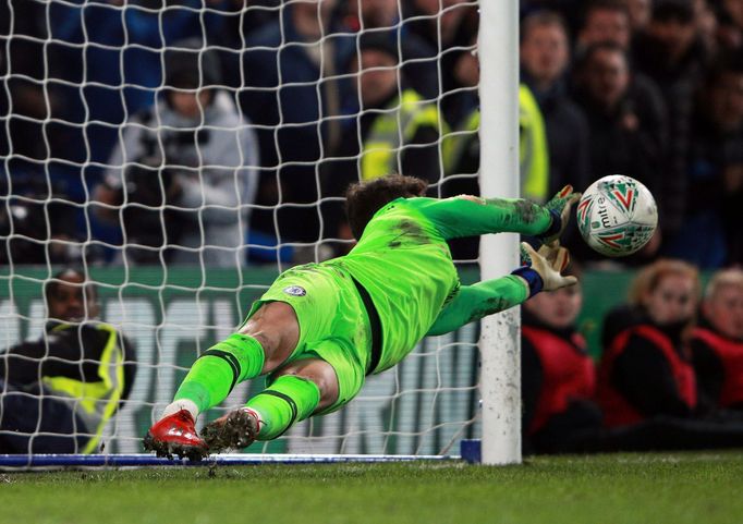 fotbal, anglický Ligový pohár 2018/2019, Chelsea - Tottenham, brankář Chelsea  Kepa Arrizabalaga likviduje v penaltovém rozstřelu pokus Lucase Moury