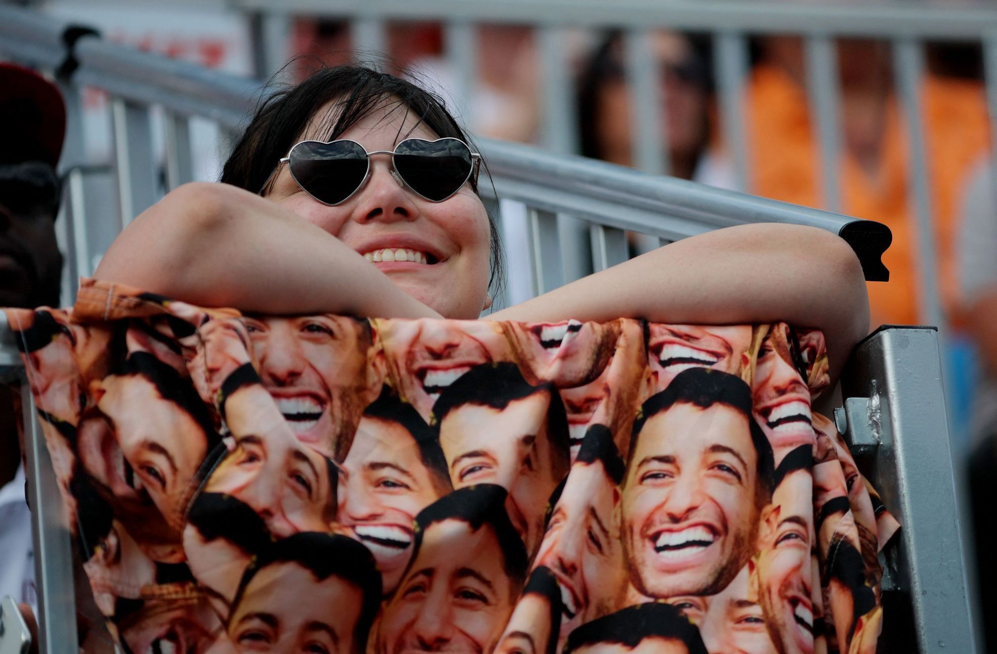 Fanynka pilota McLarenu Daniela Ricciarda ve VC Miami formule 1 2022