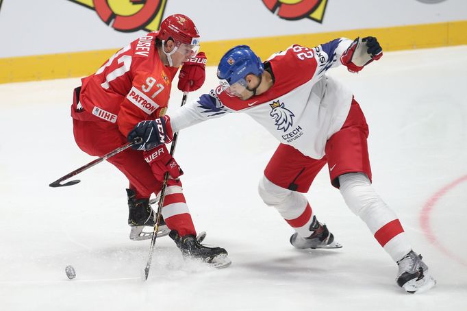 Nikita Gusev a Jan Kolář II v zápase Česko - Rusko na MS 2019