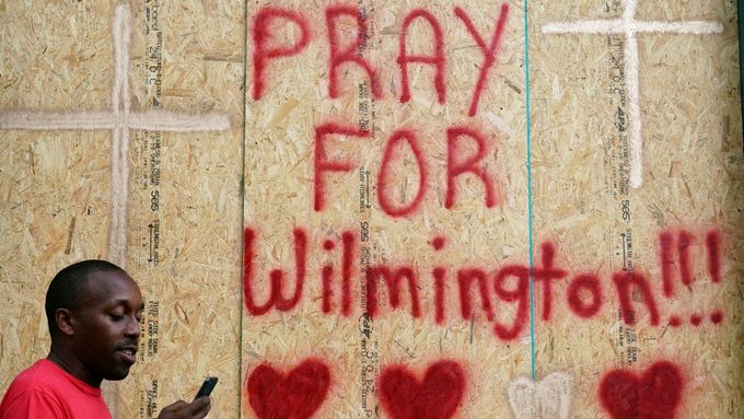 "Modlete se za Wilmington," stálo ještě před příchodem hurikánu na zabarikádovaných dveřích jedné firmy.
