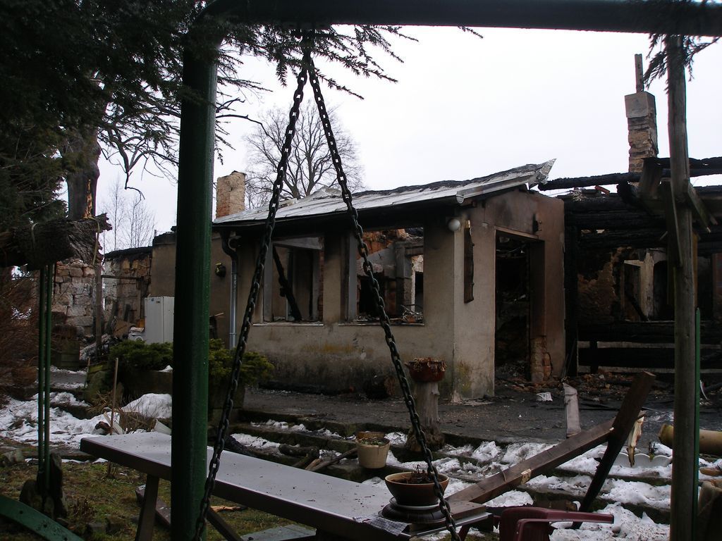 Na Trutnovsku zničil požár rodinný dům
