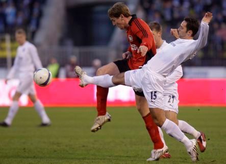 Bulykin z Bayeru Leverkusen bojuje o míč s Širokovem ze Zenitu Petrohrad