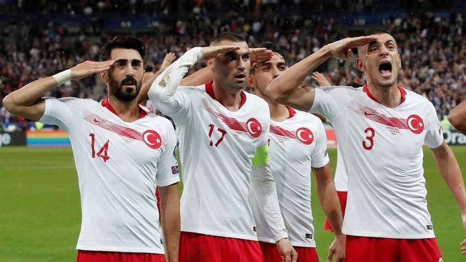 Turečtí fotbalisté salutují na podporu invaze do Sýrie při utkání kvalifikace o postup na mistrovství Evropy proti Francii
