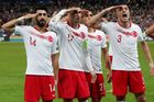 Lynčují naše sportovce, tvrdí Erdogan. Turecký prezident hájil salutování fotbalistů