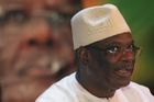 Prezident Mali odstoupil z funkce. Jen pár hodin poté, co ho zajali vlastní vojáci