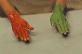 Michaël Borremans: Červená ruka, zelená ruka, 2010, olej na plátně, 40 x 60 cm