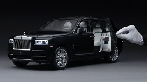 Rolls-Royce Cullinan v měřítku 1 : 8 je věrnou replikou reálného vozu.