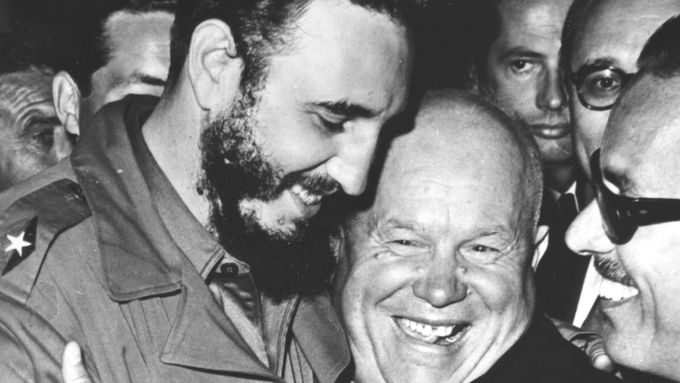 Kubánský vůdce Fidel Castro a sovětský lídr Nikita Chruščov.