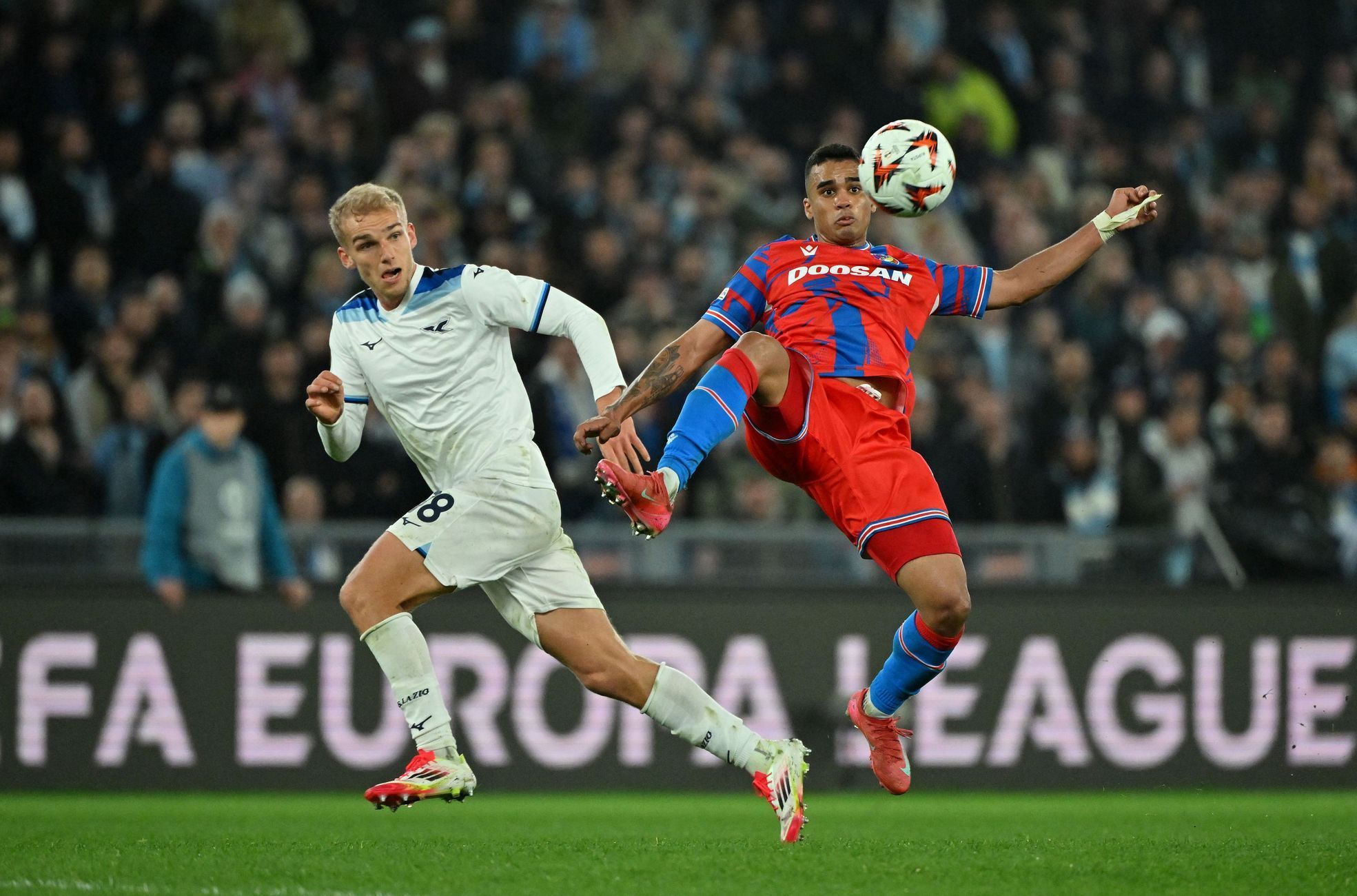 Gustav Isaksen a Cadu v zápase EL Lazio - Viktora Plzeň