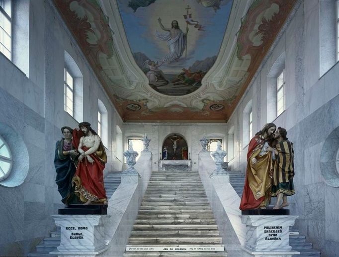 Otlačené schody Kaple Svatých schodů na Hoře Matky Boží Králíky, Kopeček 1 (okres Ústí nad Orlicí) neznámý stavitel, 1710  Hlavní architektonickou hodnotou poutního areálu na Hoře Matky Boží (dříve zvané Lysá hora, 760 m n. m.) nad městem Králíky je dominantní krajinná situace raně barokního kostela Nanebevzetí Panny Marie s ambity. Podtrhuje ji lipová alej od brány k městu, lemovaná sedmi kapličkami symbolizujícími sedm bolestí Panny Marie. Rezidence s klášterem servitů vznikla v letech 1706-1710. Součástí se stal i samostatný altánový pavilon s kopií schodů z tzv. Antoniova hradu v Jeruzalémě, na nichž prý místodržitel Pontius Pilatus odsoudil Ježíše Krista ke smrti ukřižováním. Ve 4. století byly tyto schody přeneseny z Jeruzaléma do Říma a staly se vyhledávaným posvátným místem nedaleko Lateránské baziliky. Repliky Svatých schodů u nás vznikaly v barokní době na různých místech, například u augustiniánů na pražském Karlově či u minoritů v Brně. Po trojramenném schodišti postupují věřící po kolenou, přičemž se na každém schodě pomodlí Otčenáš a na každé podestě Zdrávas Maria. Boční ramena slouží k sestupu.