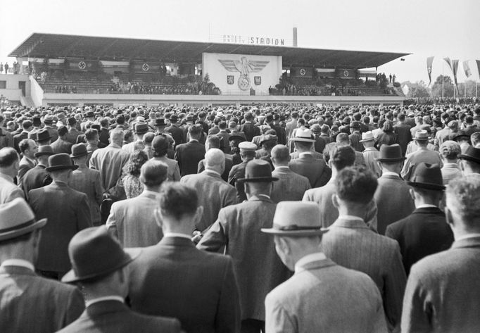 Manifestace moravského lidu pro Říši na Andrově stadionu v Olomouci během probíhající Heydrichiády. 27. 6. 1942