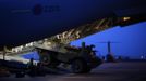 A French military armoured personnel carrier is loaded on to a Royal Air Force C17 at Evreux in northern France, January 14, 2013. Britain is lending logistical support to France as it sends troops and military equipment to Mali. REUTERS/Andrew Winning (FRANCE - Tags: MILITARY POLITICS) Published: Led. 14, 2013, 5:46 odp.