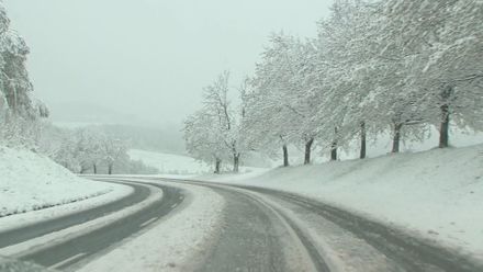 Dopravu v jižních Čechách komplikovaly přívaly sněhu. Záběry z Prachaticka
