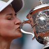 Barbora Krejčíková s trofejí pro vítězku French Open 2021