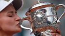 Barbora Krejčíková s trofejí pro vítězku French Open