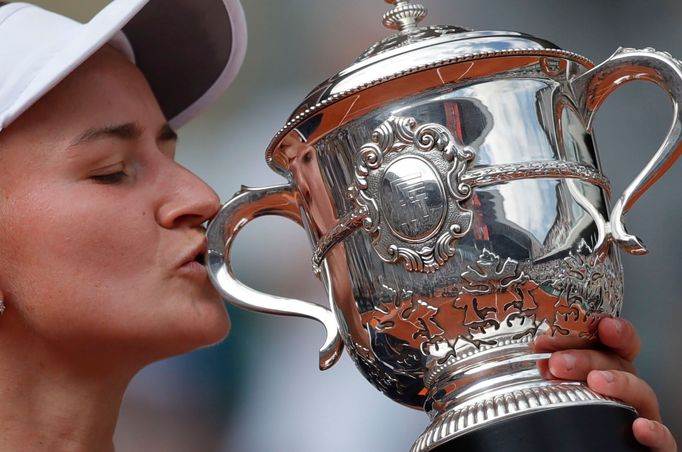 Barbora Krejčíková s trofejí pro vítězku French Open