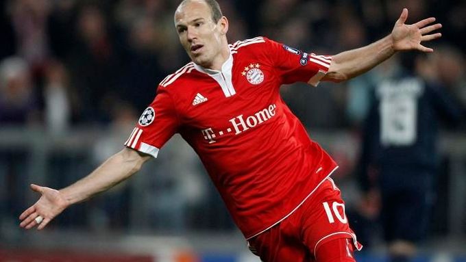 Arjen Robben slaví vítězný gól do sítě Lyonu
