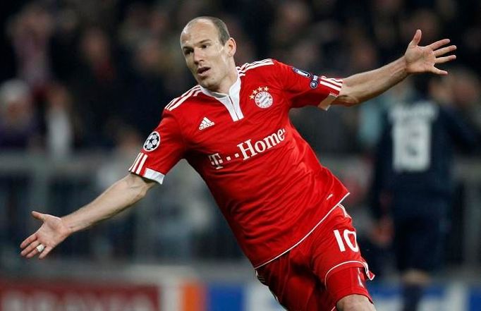 Arjen Robben slaví vítězný gól do sítě Lyonu