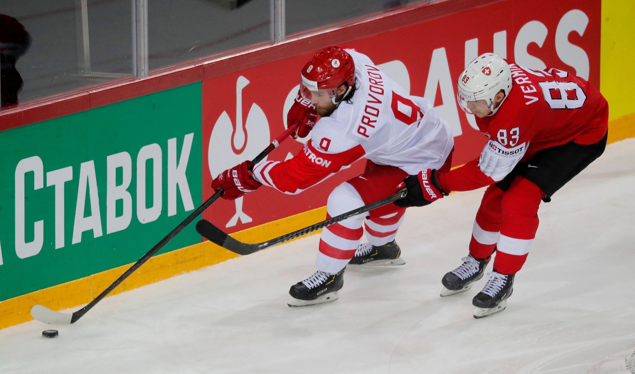 Joel Vermin a Ivan Provorov v zápase Švýcarsko - Rusko na MS 2021