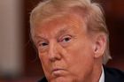 Trump nemá rád úsporné žárovky, vypadá v jejich světle až moc oranžově