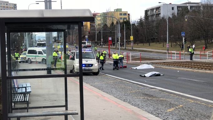 Auto srazilo čtyři lidi u obchodního centra v pražské Hostivaři. Dva zemřeli 