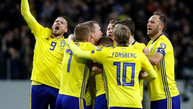Švédové slaví vítězný gól Jakoba Johanssona.