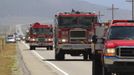 A line of fire trucks make their way down US highway 89 toward the Wood Hollow Fire north of Fairview, Utah, June 26, 2012. More than 500 structures have been threatened by the Wood Hollow fire, forcing up to 1,500 people from homes. REUTERS/George Frey (UNITED STATES - Tags: ENVIRONMENT DISASTER) Published: Čer. 26, 2012, 10:07 odp.