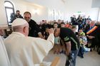 Papež se v Rumunsku omluvil Romům za diskriminaci, segregaci a špatné zacházení