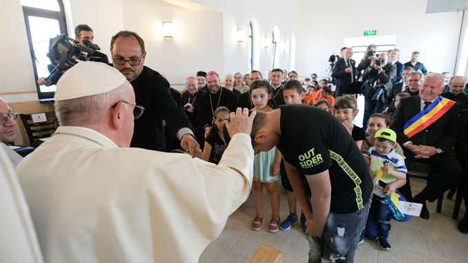 Papež František při setkání s příslušníky romské komunity v rumunském městě Blaj