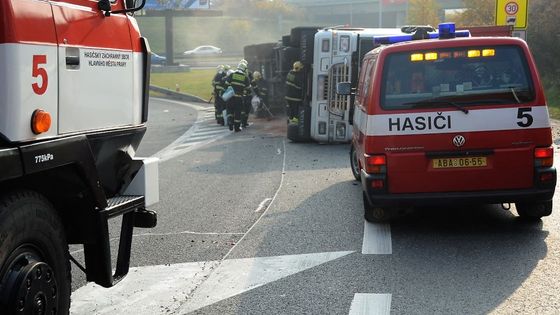 Na Jižní spojce se vysypal kamion