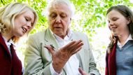 Attenborough podporuje i mladé, kteří vyzývají k větším krokům na ochranu planety. "Mladí lidé vědí, že toto je svět, ve kterém stráví zbytek svého života. Ale myslím, že je to od nich i ještě idealističtější. Oni skutečně věří, že lidstvo nemá právo ničit a poškozovat planetu."