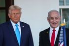 Boje v Pásmu Gazy se budou muset změnit, pohrozil Trump Netanjahuovi