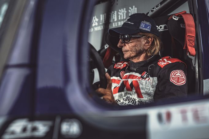 Emerson Fittipaldi při testech tahače Buggyra v Mostě