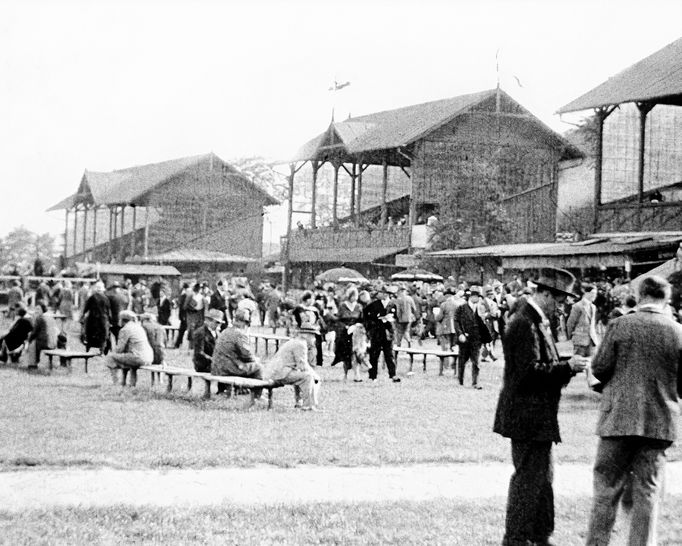 Dostihové derby v Chuchli v roce 1931. Reprofoto z dobové filmové nahrávky