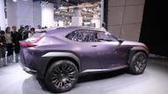 Lexus UX demonstruje, jak by měla vypadat kompaktní poloterénní auta kategorie SUV v budoucnosti. Z hlediska designu přídě se od současných lexusů příliš neliší. Zaujmou kamery místo zpětných zrcátek nebo částečně průhledné přední sloupky.