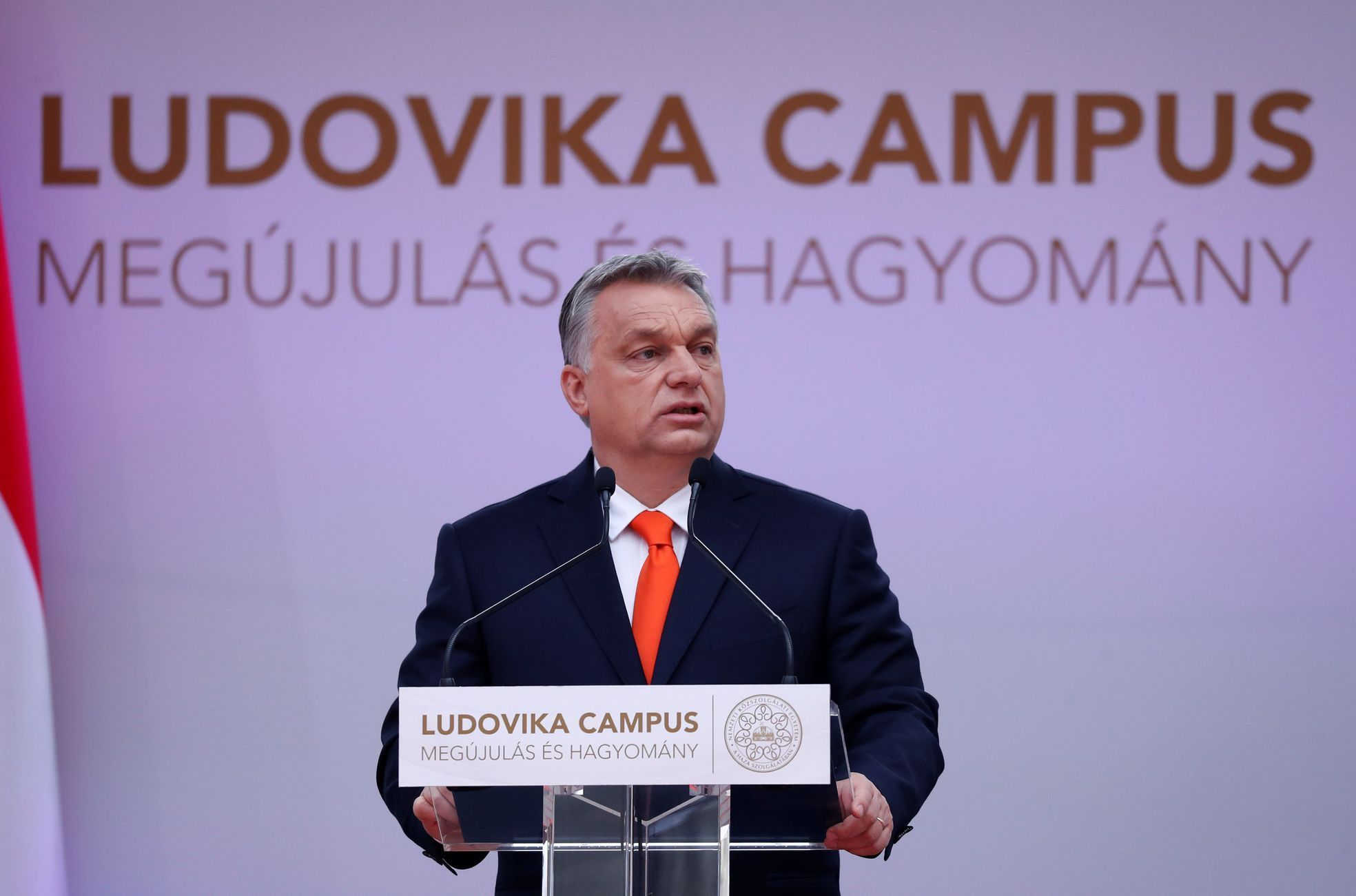 Viktor Orbán při projevu na budapešťské univerzitě.