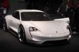 Koncept Mission E od Porsche je nejspíše předobrazem nového sedanu značky, menšího než je Panamera. Všechna kola pohání pouze elektřina. Baterie lze navíc nabít za pouhou čtvrthodinu na 80 procent kapacity. Celkový dojezd konceptu je 500 kilometrů.