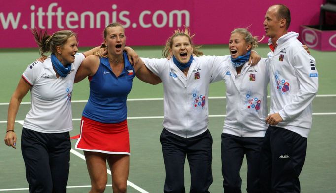 České tenistky po vítězném semifinále Fed Cupu 2012 s Itálií.