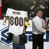 Hokejista Kladna Pavel Patera přebírá slavnostní dres za 800 odehraných utkání v nejvyšší české soutěži během utkání proti Kometě Brno během 15. kola Tipsport extraligy 2012/13.