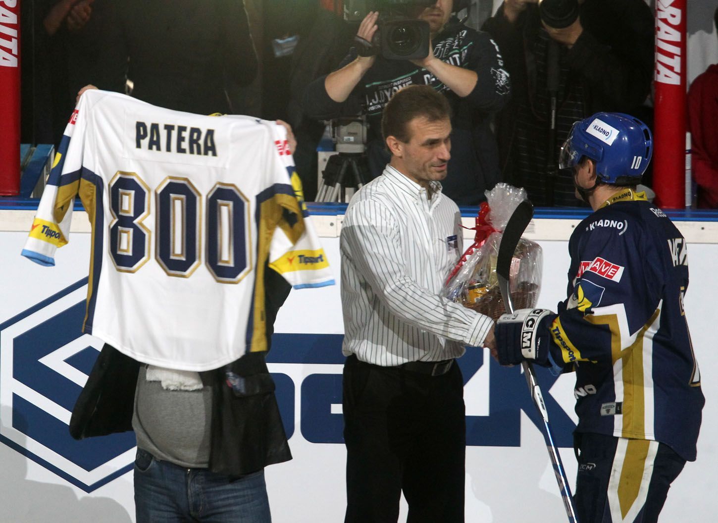 Hokejista Kladna Pavel Patera přebírá slavnostní dres za 800 odehraných utkání v nejvyšší české soutěži během utkání proti Kometě Brno během 15. kola Tipsport extraligy 2012/13.