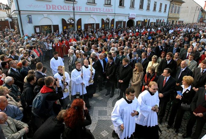 Průvod církevních hodnostářů prochází davem na Mariánském náměstí k oltáři před radnicí.