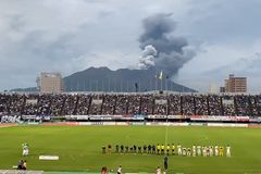 Těsně před výbuchem. Japonská sopka varovně doutnala už při fotbalovém zápasu
