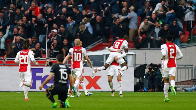 Fotbalisté Ajaxu slaví branku na 2:0, kterou vstřelil dánský mladík Kasper Dolberg.