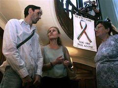 Napjaté očekávání. Příbuzní vězněných bulharských zdravotnic diskutují před schůzkou s francouzským velvyslancem v Sofii