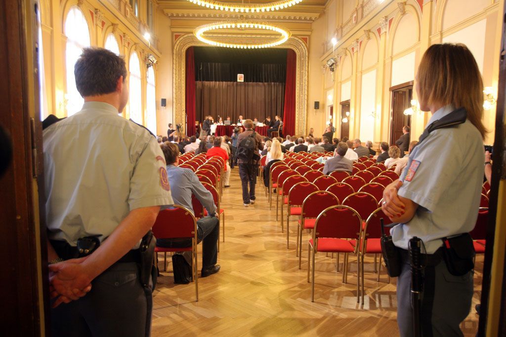 Sazka; věřitelský výbor; Národní dům na Vinohradech