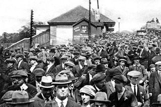 Fotografie tisíců fotbalových fanoušků mířících na stadion ve Wembley před začátkem finále F.A. Cupu 1923 mezi Boltonem Wanderers a West Hamem United.