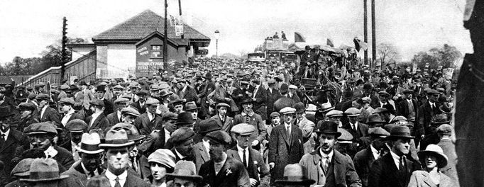 Fotografie tisíců fotbalových fanoušků mířících na stadion ve Wembley před začátkem finále F.A. Cupu 1923 mezi Boltonem Wanderers a West Hamem United.