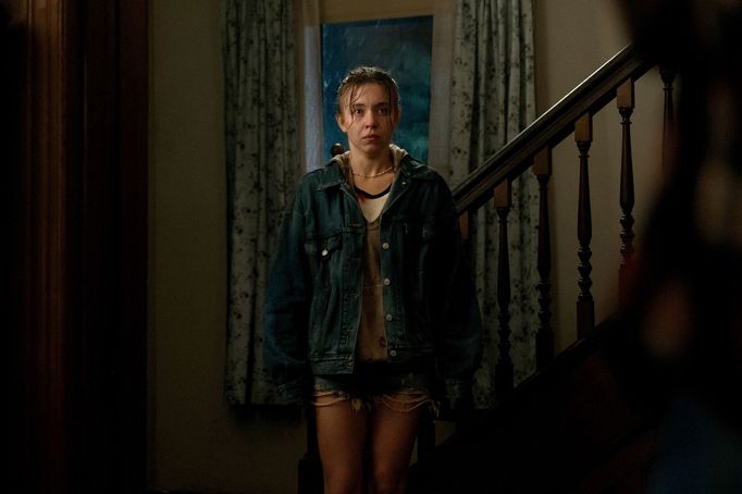 Sydney Sweeneyová jako drogově závislá Claire ve filmu Echo Valley.
