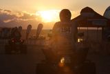 Zatímco pro závodníky začíná Dakar s východem slunce...